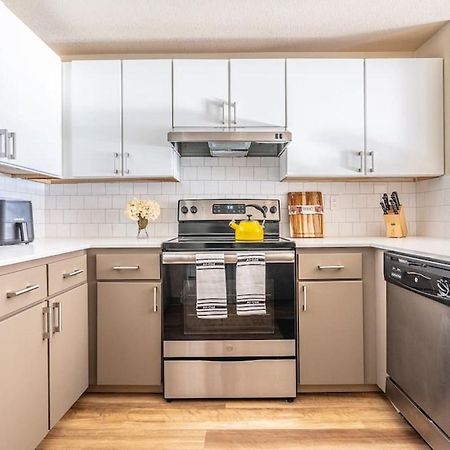 Modern And Spacious Apartment- Gym, Wifi, Free Parking Seattle Bagian luar foto