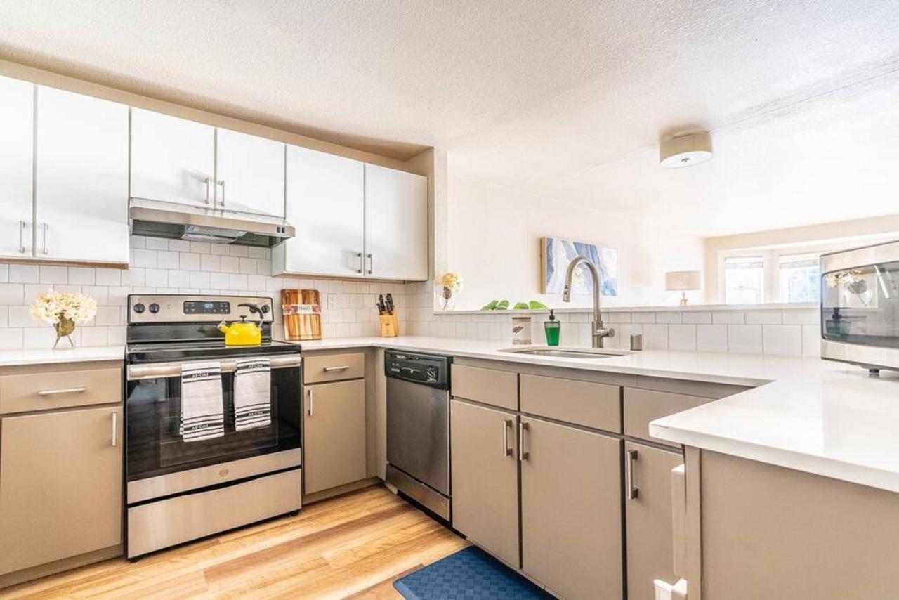 Modern And Spacious Apartment- Gym, Wifi, Free Parking Seattle Bagian luar foto