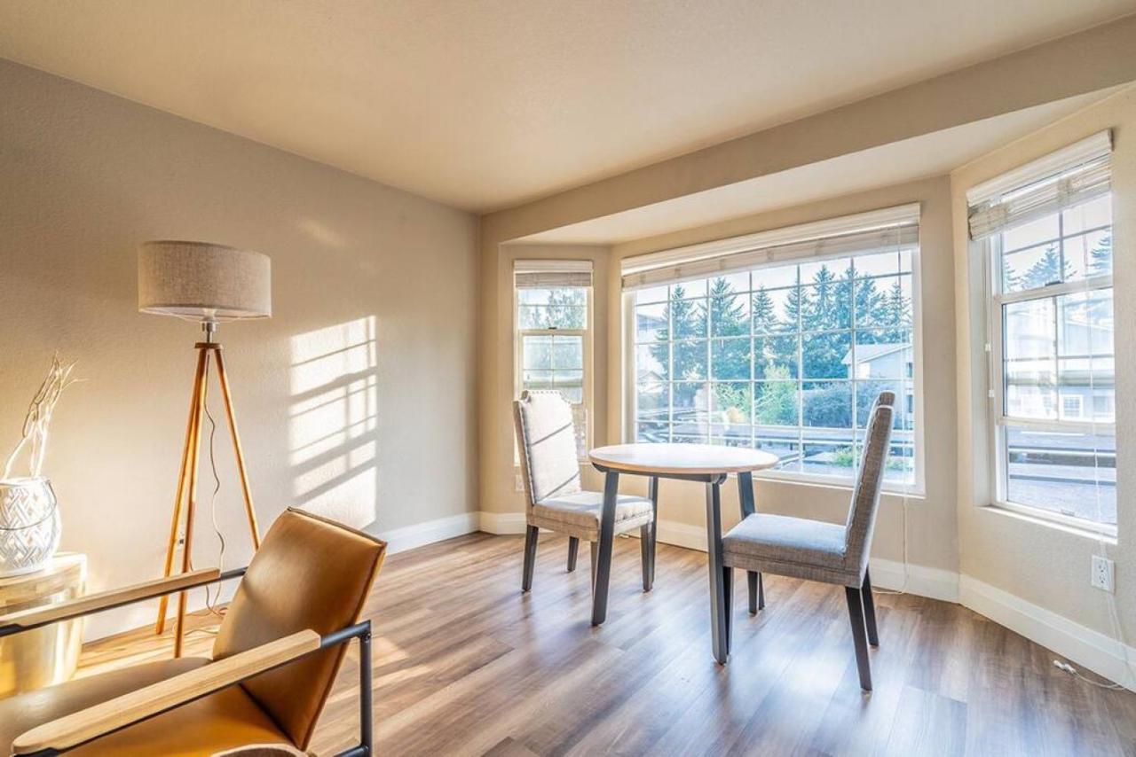 Modern And Spacious Apartment- Gym, Wifi, Free Parking Seattle Bagian luar foto