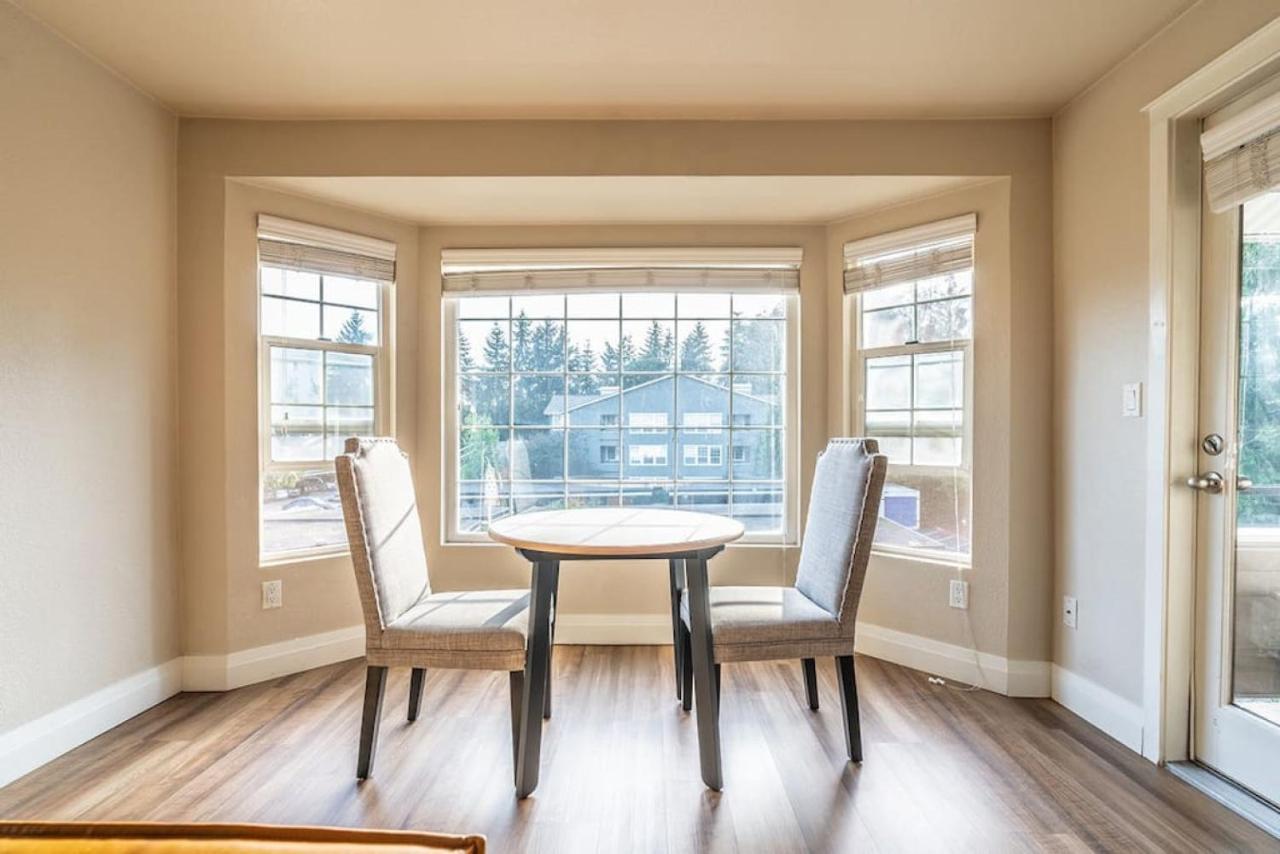 Modern And Spacious Apartment- Gym, Wifi, Free Parking Seattle Bagian luar foto
