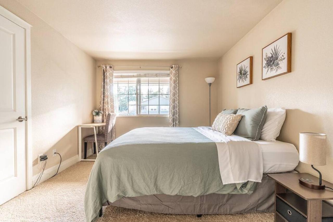 Modern And Spacious Apartment- Gym, Wifi, Free Parking Seattle Bagian luar foto
