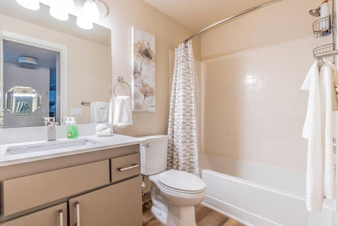 Modern And Spacious Apartment- Gym, Wifi, Free Parking Seattle Bagian luar foto