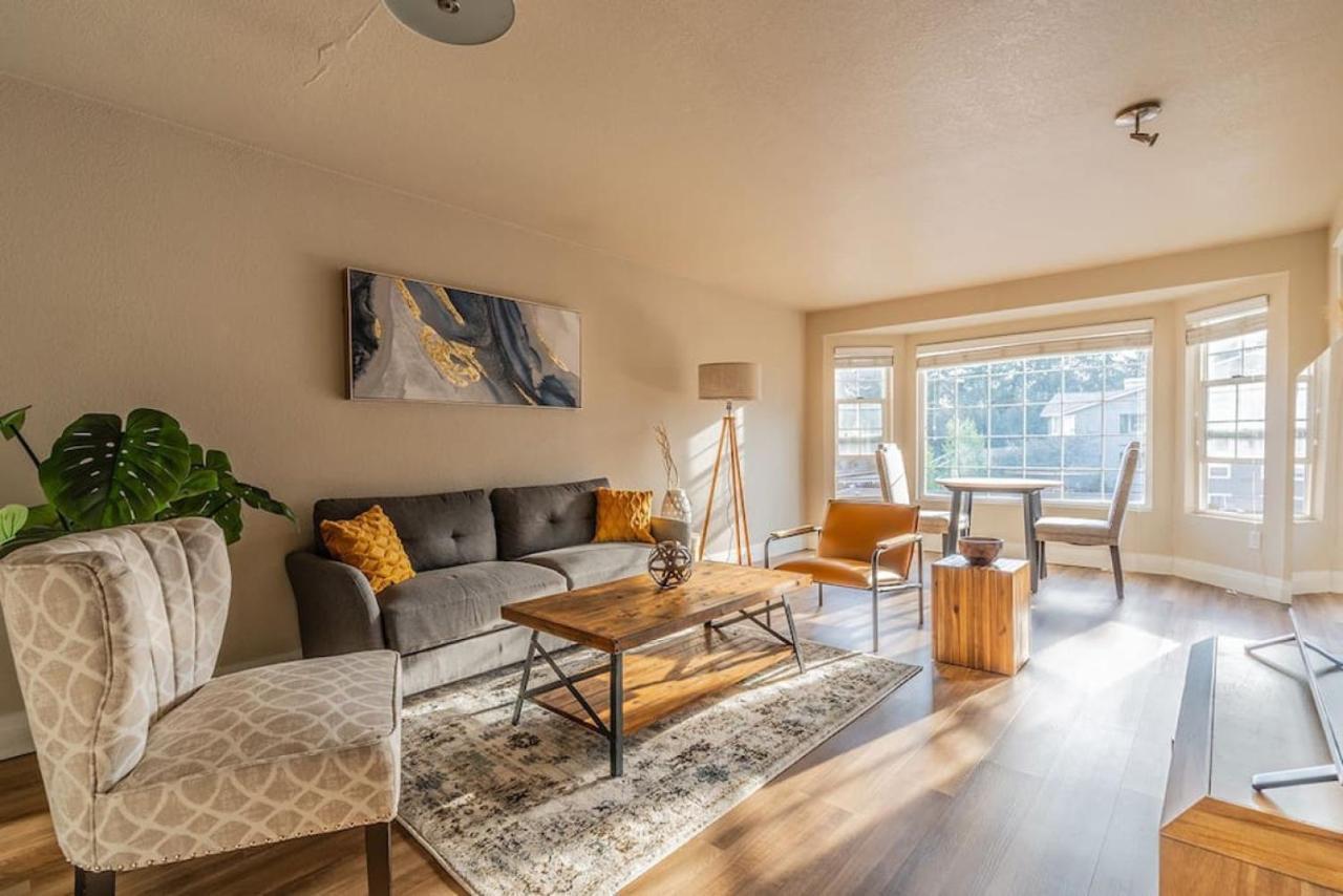 Modern And Spacious Apartment- Gym, Wifi, Free Parking Seattle Bagian luar foto